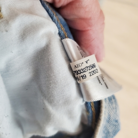 American Eagle Mom Jeans Womens 16 Busted Knee Light Acid Wash Ankle length - Picture 5 of 11